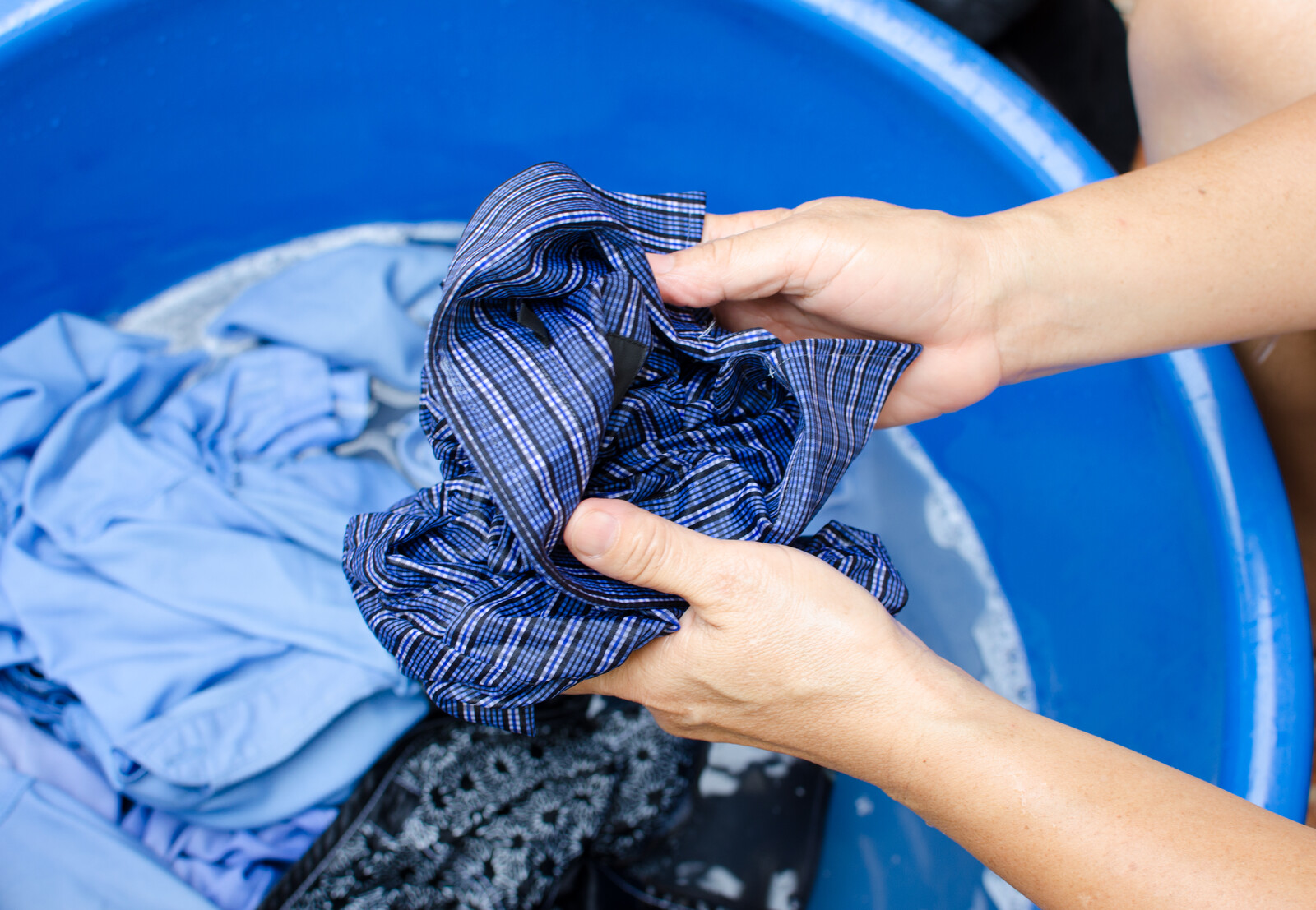 Hysterisk fire Stræde Sådan håndvasker du dit tøj i 4 nemme trin – Hold Rent