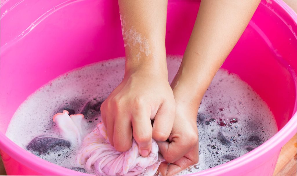 Eller mærkelig sy Sådan håndvasker du dit tøj i 4 nemme trin – Hold Rent